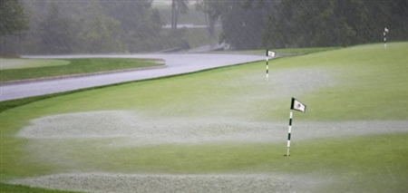 ゴルフ場雨のグリーン